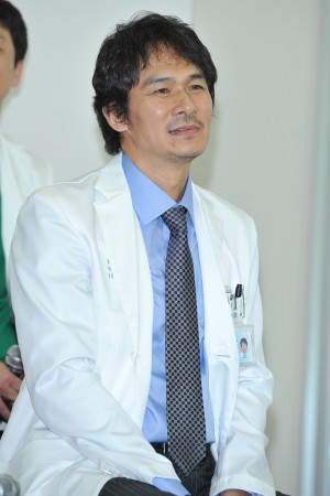 『医師たちの恋愛事情』記者会見に登場した伊原剛志