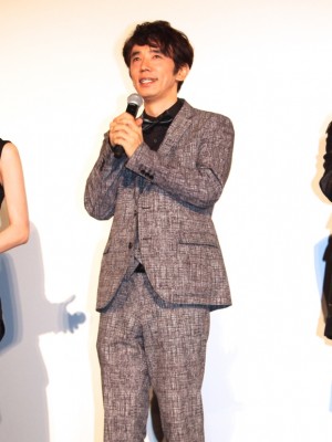 『エイプリルフールズ』公開初日舞台挨拶に登場したユースケ・サンタマリア