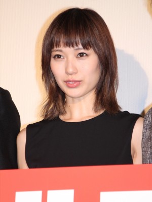 『エイプリルフールズ』公開初日舞台挨拶に登場した戸田恵梨香