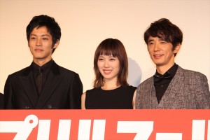 『エイプリルフールズ』公開初日舞台挨拶に登場した松坂桃李、戸田恵梨香、ユースケ・サンタマリア