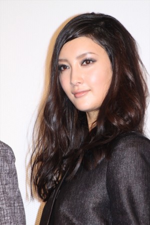 『エイプリルフールズ』公開初日舞台挨拶に登場した菜々緒