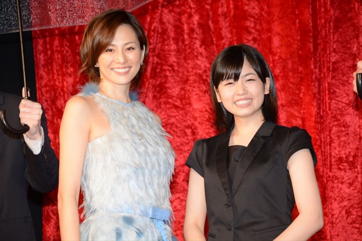 新婚の米倉涼子、別居報道に無言
