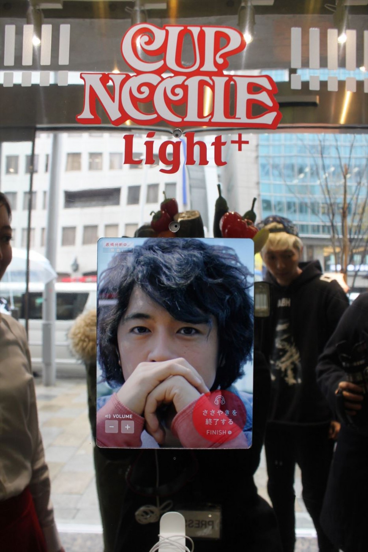 斎藤工が甘いセリフを耳元でささやきまくり！ 等身大パネルと添い寝体験も