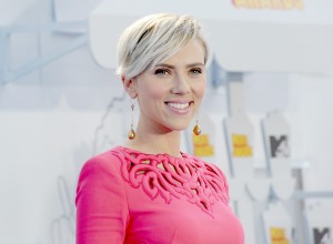 スカーレット・ヨハンソン、LAで開催された「MTV Movie Awards 2015」にて