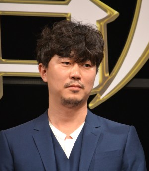 『寄生獣 完結編』完成披露舞台挨拶に登場した新井浩文