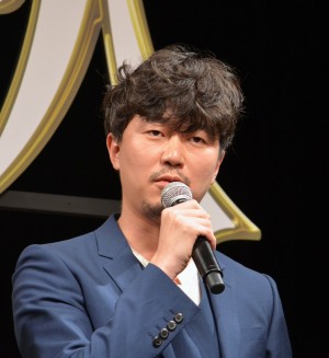 『寄生獣 完結編』完成披露舞台挨拶に登場した新井浩文