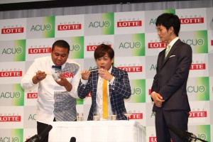 ロッテガム「ACUO」新CM発表会にて松坂桃李とマテンロウの2人