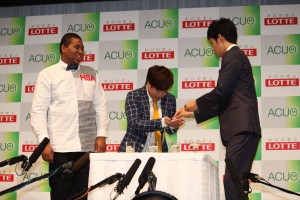 ロッテガム「ACUO」新CM発表会にて松坂桃李とマテンロウの2人