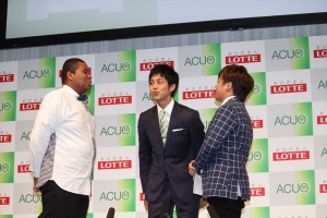 ロッテガム「ACUO」新CM発表会にて松坂桃李とマテンロウの2人