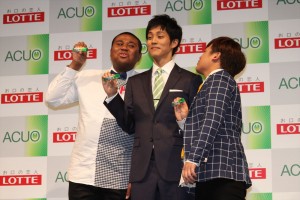 ロッテガム「ACUO」新CM発表会にて松坂桃李とマテンロウの2人