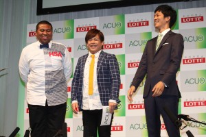 ロッテガム「ACUO」新CM発表会にて松坂桃李とマテンロウの2人