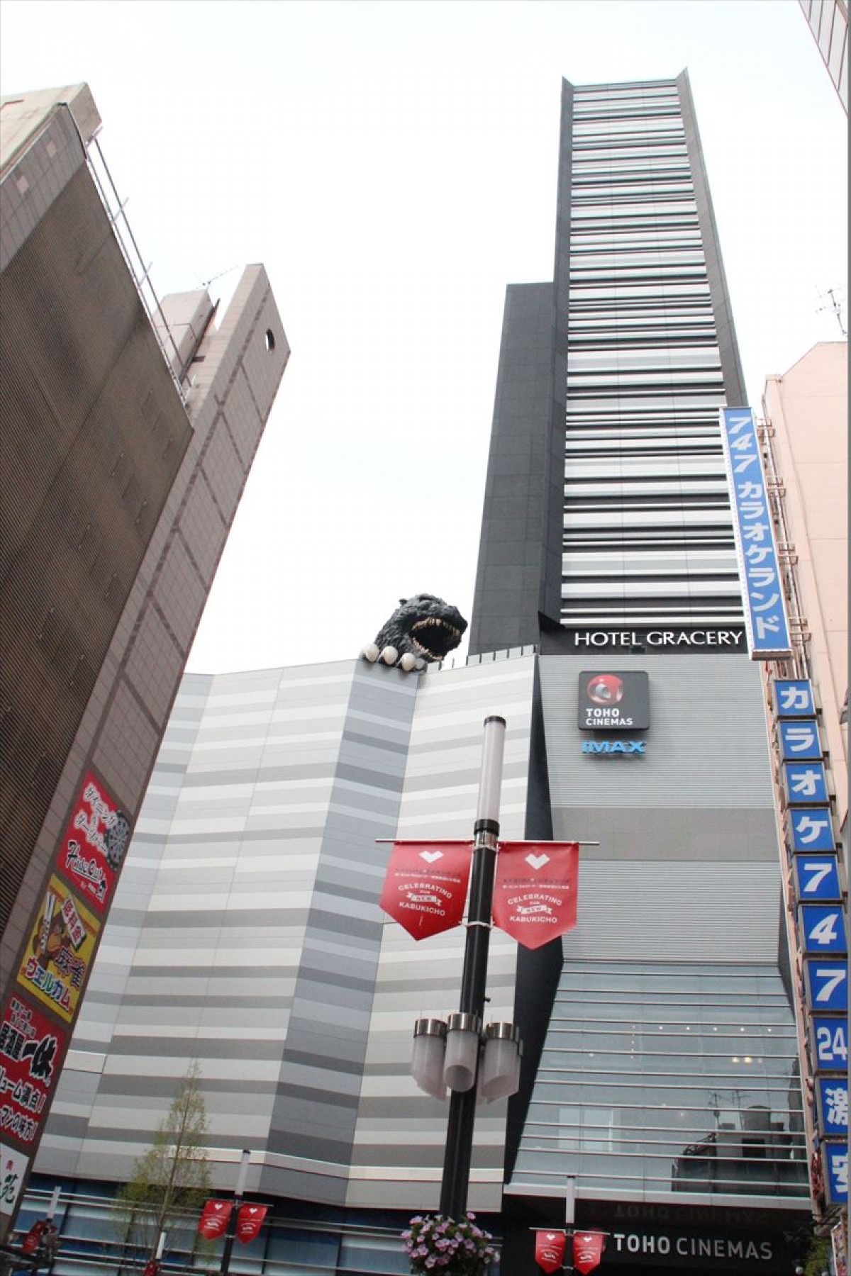 長澤まさみ、歌舞伎町ゴジラヘッドと対面！ 久々の “再会” に「お久しぶりです」