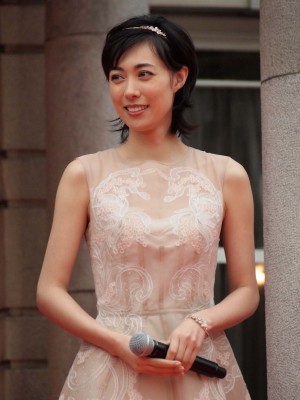 『王妃の館』完成披露イベントに登場した吹石一恵