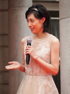 『王妃の館』完成披露イベントに登場した吹石一恵