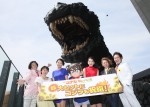 『名探偵コナン』キャストチームとゴジラヘッドの記念撮影