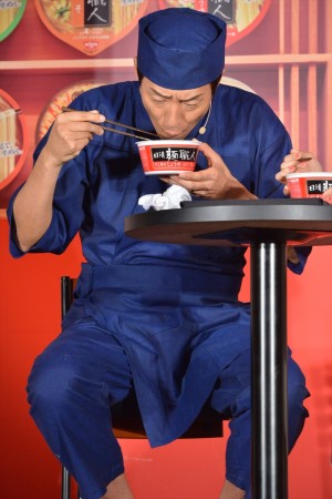「日清麺職人」新CM発表会に登場した松岡修造
