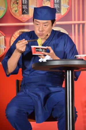 「日清麺職人」新CM発表会に登場した松岡修造
