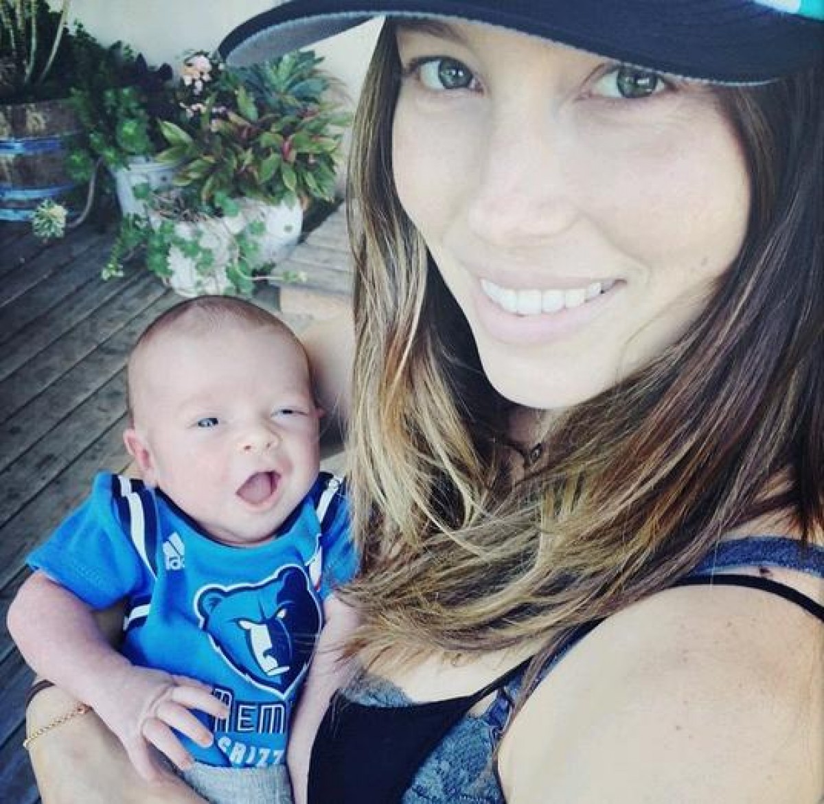 ジャスティン・ティンバーレイク&ジェシカ・ビールが初めての息子サイラスを公開