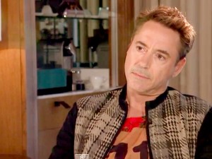 インタビュー中に嫌悪感を示す、ロバート・ダウニー・Jr