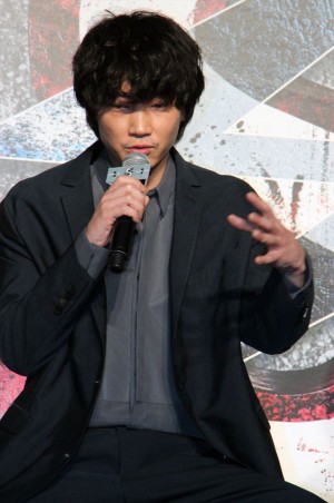 『劇場版 Sエス‐最後の警官‐』製作報告会に出席した綾野剛