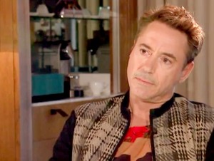 インタビュー中に嫌悪感を示す、ロバート・ダウニー・Jr