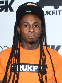 リル・ウェインの乗ったツアーバスが、銃で襲撃を受ける