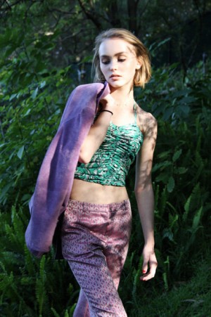 少女っぽさが残る中、大人びた表情を浮かべるリリー・ローズ・デップ