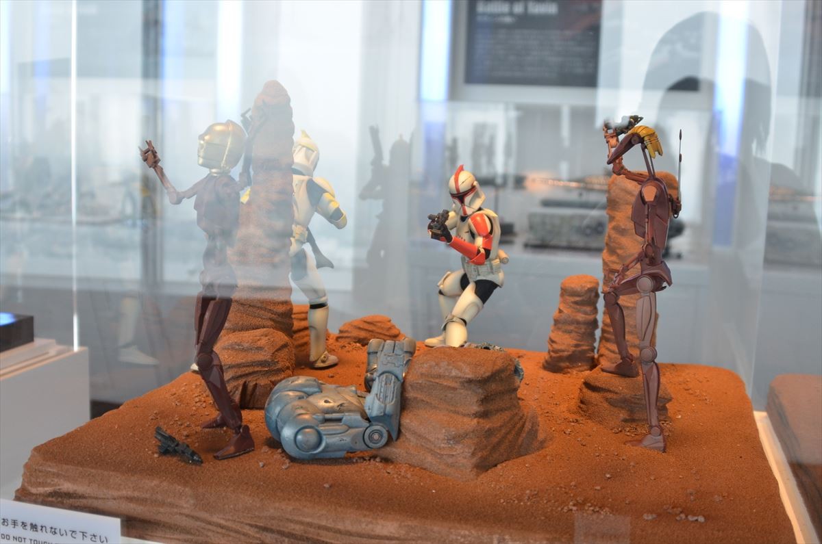＜フォト特集＞「スター・ウォーズ展」アート作品から衣装展示、ダース・ベイダーまで