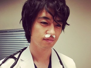 斎藤工、『医師たちの恋愛事情』の現場で鼻ティッシュ姿を披露