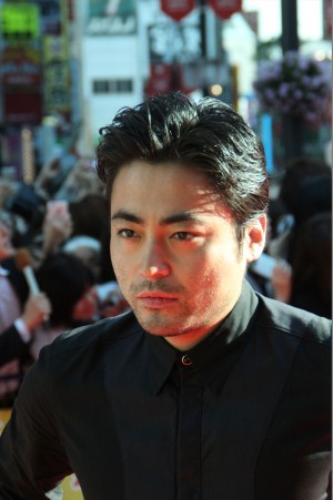 新宿・歌舞伎町で行われた『新宿スワン』レッドカーペットの模様