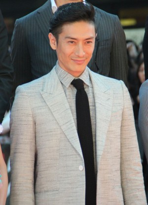 新宿・歌舞伎町で行われた『新宿スワン』レッドカーペットの模様