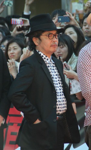 新宿・歌舞伎町で行われた『新宿スワン』レッドカーペットの模様