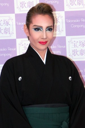 宝塚歌劇団星組トップスター・柚希礼音、退団会見