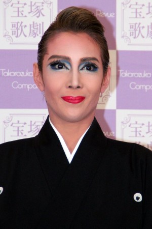 宝塚歌劇団星組トップスター・柚希礼音、退団会見