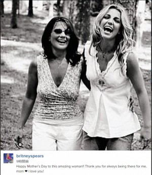 ブリトニー・スピアーズ、「母の日」に母親（左）との写真を投稿