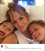 ジェニファー・ロペス、「母の日」に子供たちとの写真を投稿