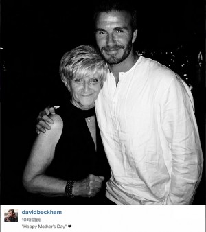 デヴィッド・ベッカム、「母の日」に母親（左）との写真を投稿