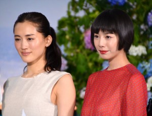 『海街diary』完成披露イベントに出席した綾瀬はるか、夏帆