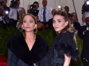 ライム病を患っていると伝えられたアシュレイ・オルセン（写真右）（メアリー＝ケイト・オルセンとMet Galaにて）