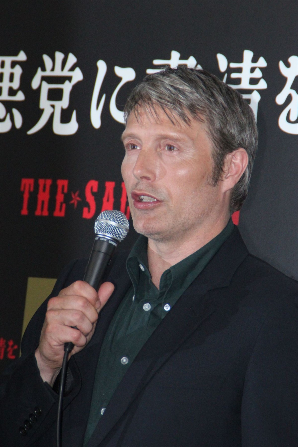 マッツ・ミケルセン、初来日！自由撮影でカメラ女子殺到「皆、カメラ持ってるね」