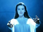全裸の美人バンパイアが男の精気を吸い取る！『スペースバンパイア』20年ぶりに復活