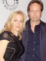 『X‐ファイル』D・ドゥカヴニーとG・アンダーソンが熱唱＆キスでファン大喜び
