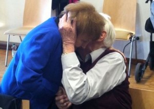 ホロコーストの生存者と元ナチスの看守がハグ　インスタ画像が拡散中