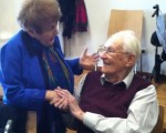 ホロコースト生存者と元ナチス看守が笑顔の対面