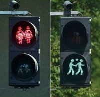 ウィーンの街に出現した同性愛カップルの信号