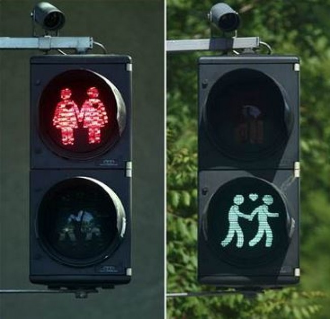 ウィーンの街に出現した同性愛カップルの信号