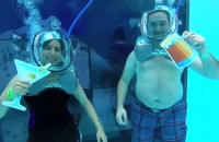 “水中バー”を楽しむカップル