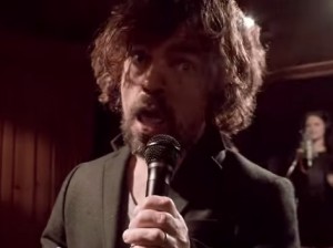 ピーター・ディンクレイジがコールド・プレイとタッグを組み『ゲーム・オブ・スローンズ』の歌を熱唱