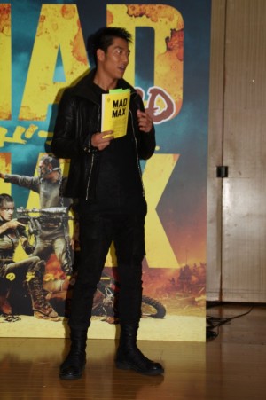 AKIRA、『マッドマックス 怒りのデス・ロード』アフレコ収録会にて