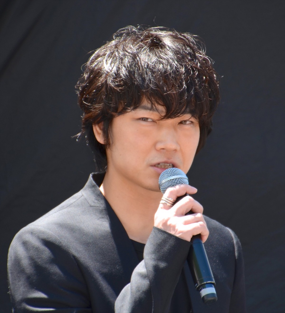 綾野剛、ざわちん山田孝之メイクに「すごく似てる！ 身長もこんな感じ」と絶賛